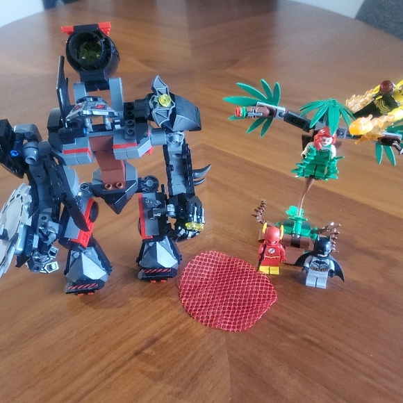 LEGO Batman Mech vs. Poison Ivy Mech Building Set - Picture 2 of 6